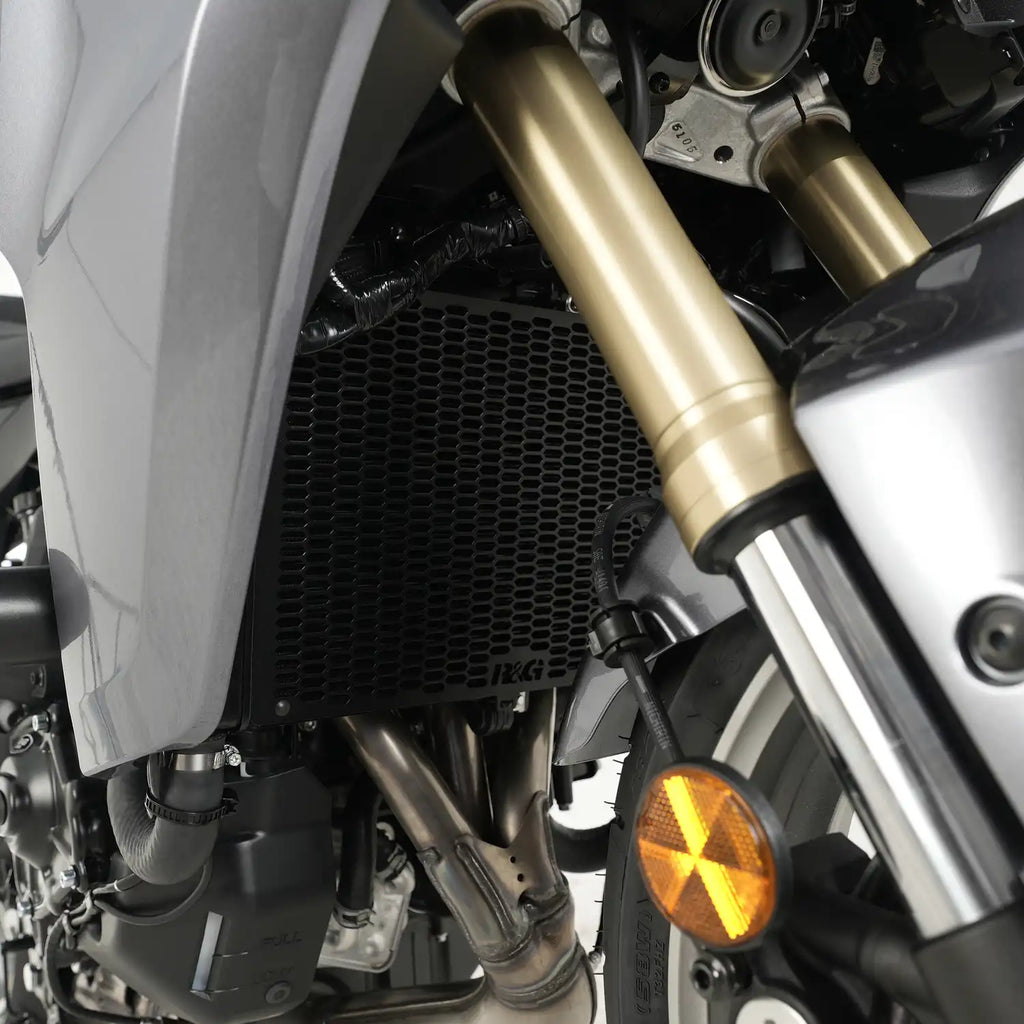 Detalle corte láser hexagonal protector radiador R&G PRO aluminio aeronáutico Yamaha MT-09