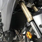 Detalle corte láser hexagonal protector radiador R&G PRO aluminio aeronáutico Yamaha MT-09