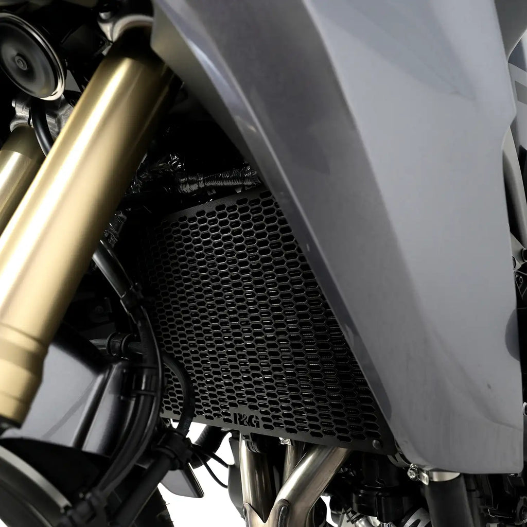 Protector de Radiador R&G PRO montado en Yamaha Tracer 9 GT Plus 2025 vista frontal detalle hexagonal