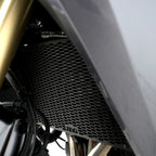 Protector radiador R&G PRO Tracer 9 GT 2025 detalle montaje brackets chasis Yamaha