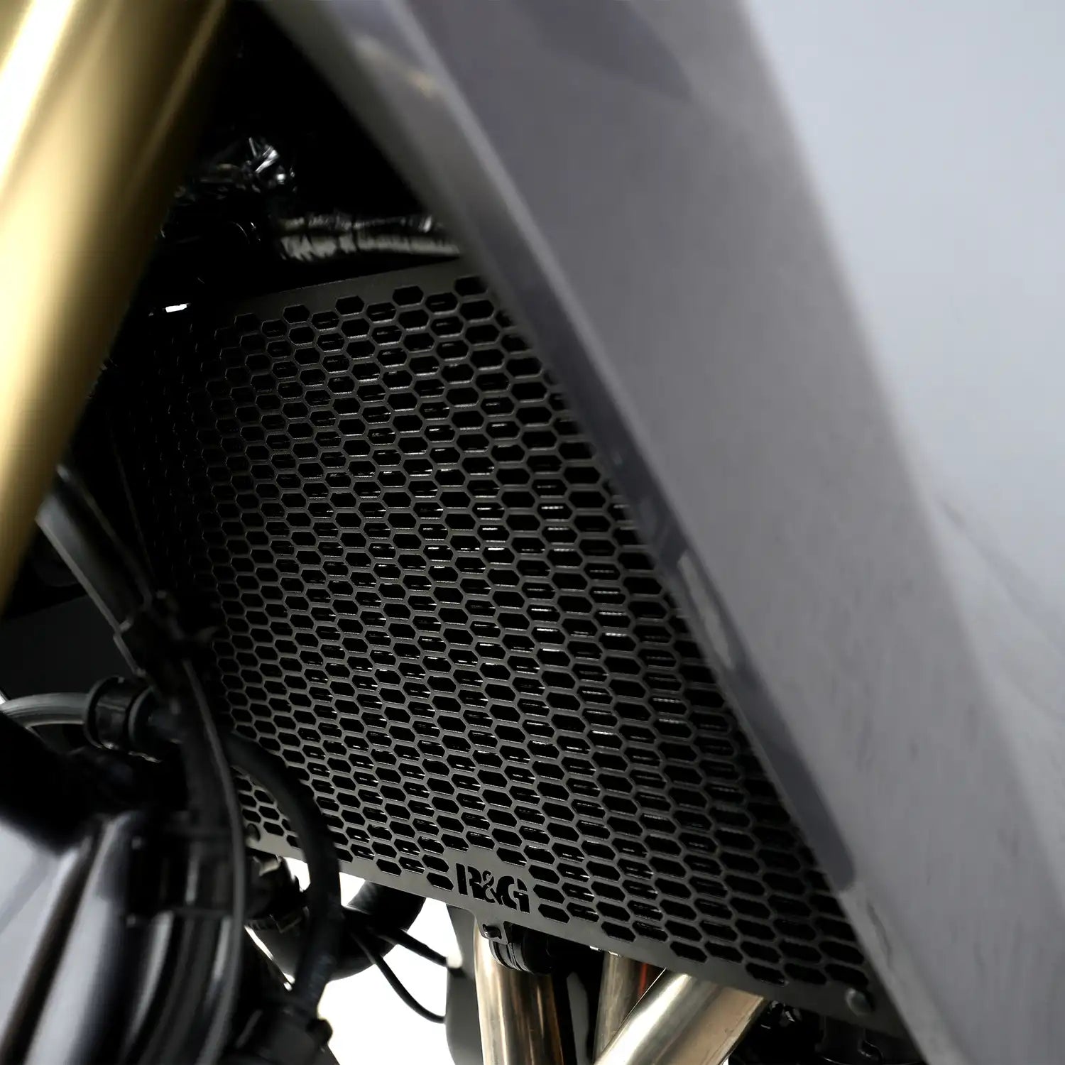 Protector radiador R&G PRO Tracer 9 GT 2025 detalle montaje brackets chasis Yamaha