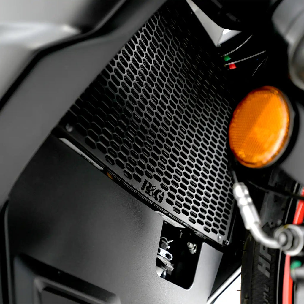 Detalle diseño hexagonal aluminio cortado láser protector radiador R&G PRO RS457