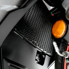 Detalle diseño hexagonal aluminio cortado láser protector radiador R&G PRO RS457