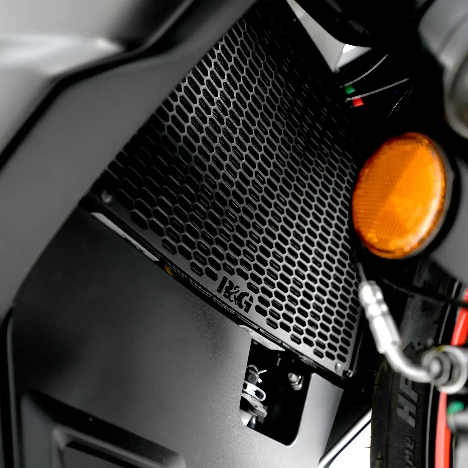 Detalle diseño hexagonal aluminio cortado láser protector radiador R&G PRO RS457