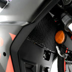 Vista lateral izquierda protector de radiador R&G PRO Aprilia RS457 negro mate