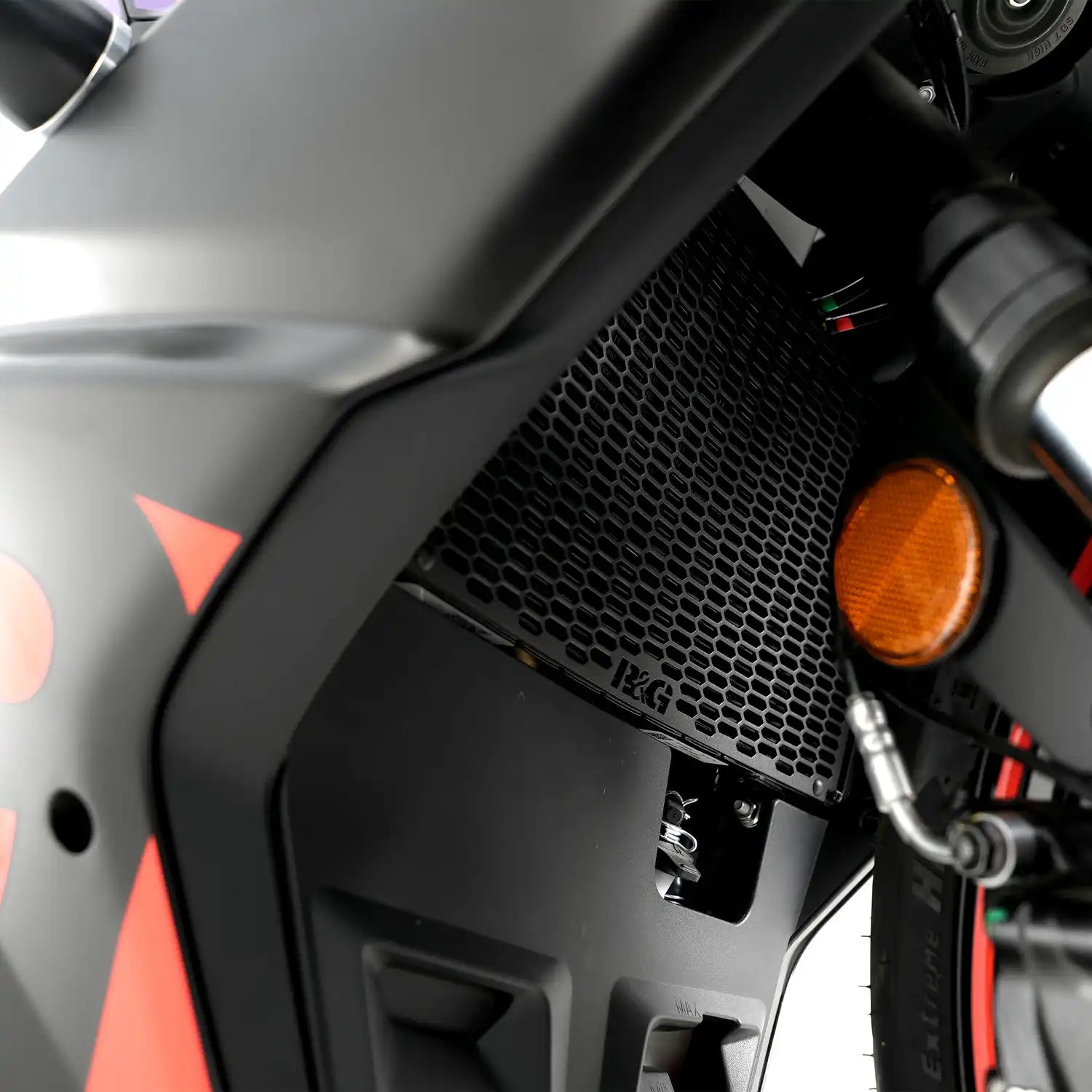 Vista lateral izquierda protector de radiador R&G PRO Aprilia RS457 negro mate