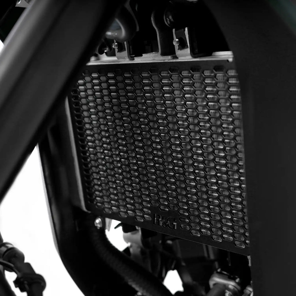 Radiator guard R&G diseño hexagonal aluminio vista lateral Kawasaki Z500