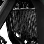 Radiator guard R&G diseño hexagonal aluminio vista lateral Kawasaki Z500