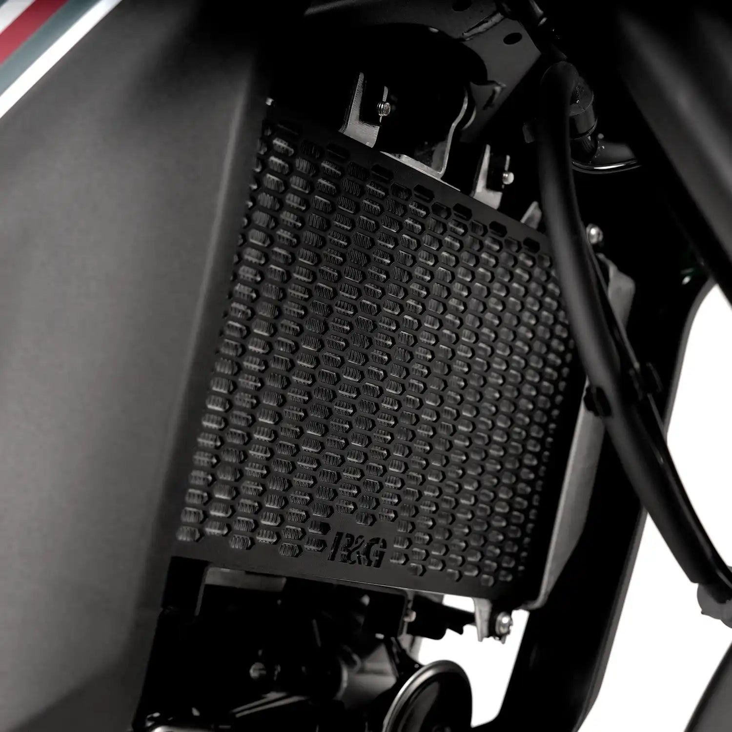 Protector de Radiador R&G PRO montado en Kawasaki KLE500 2026 vista frontal