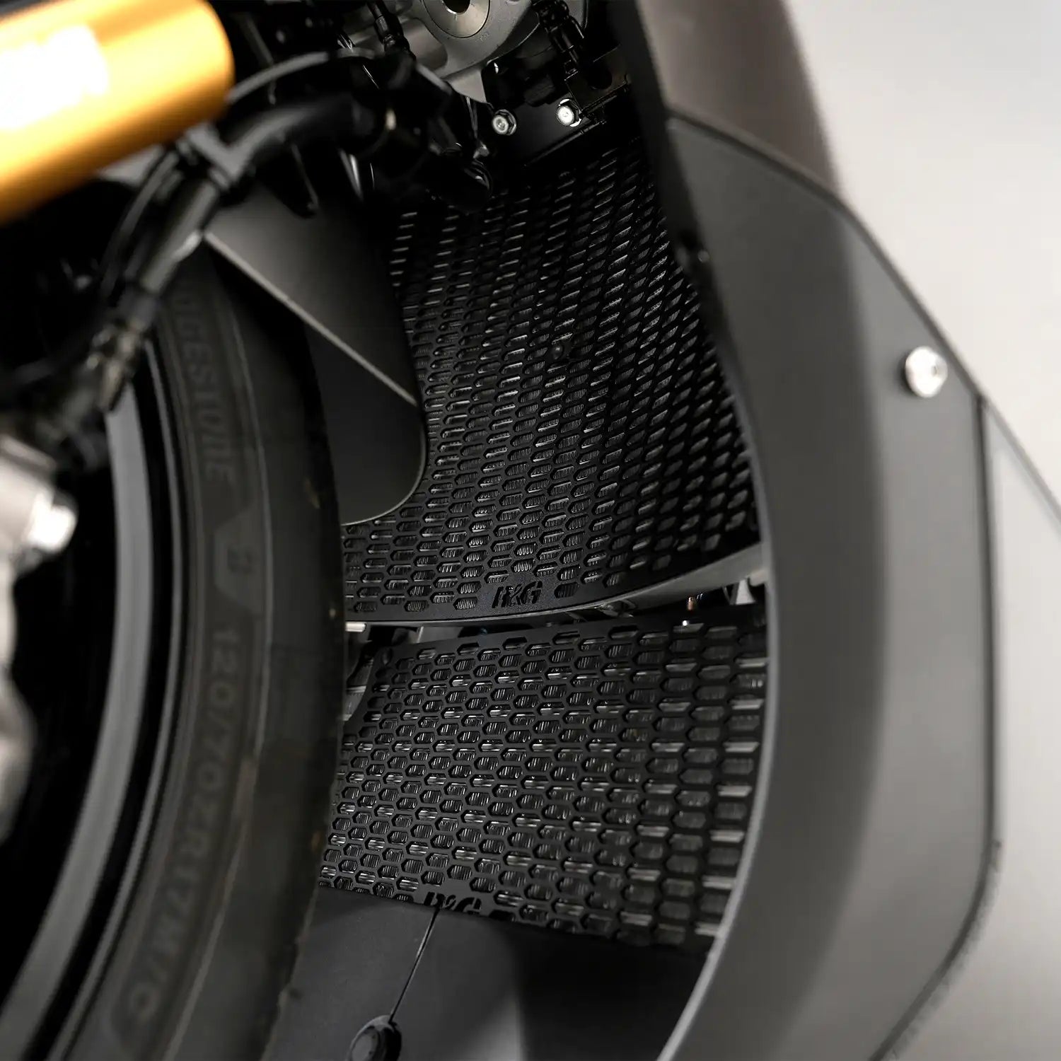 Protector de Radiador R&G PRO diseño hexagonal negro montado en Kawasaki ZX-10R 2026