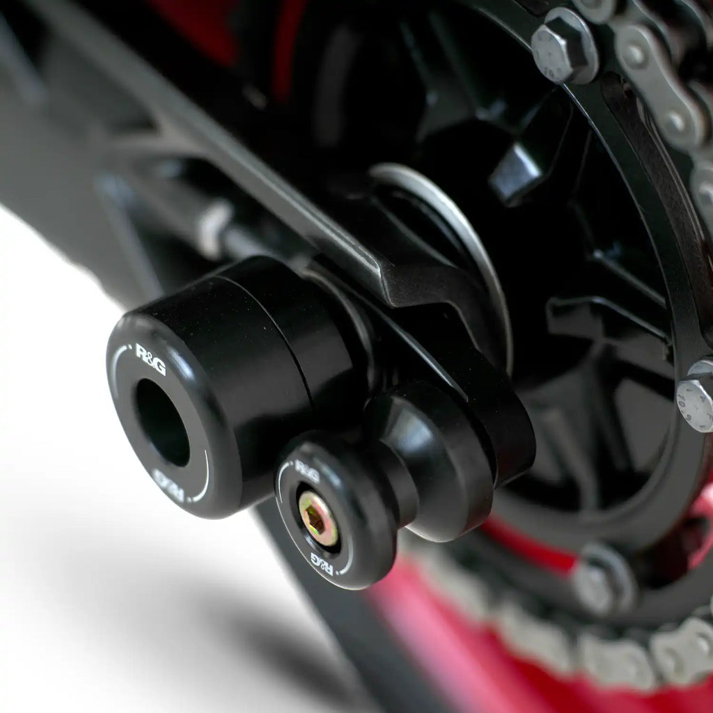 Detalle de Tope de Eje R&G negro en nylon reforzado protegiendo basculante de BMW G310GS