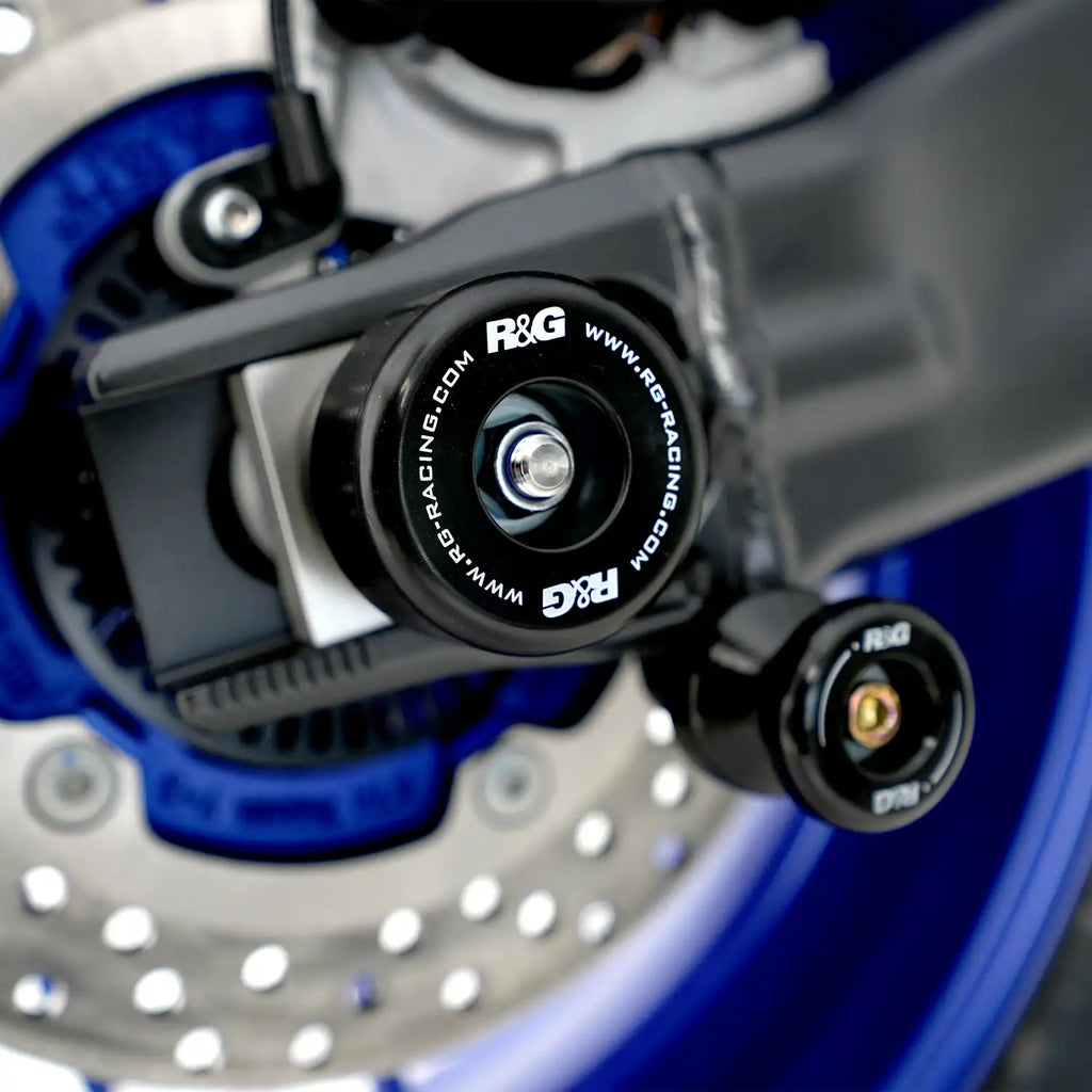 Detalle tope de eje R&G instalado en basculante Yamaha MT-09 2024 lado derecho