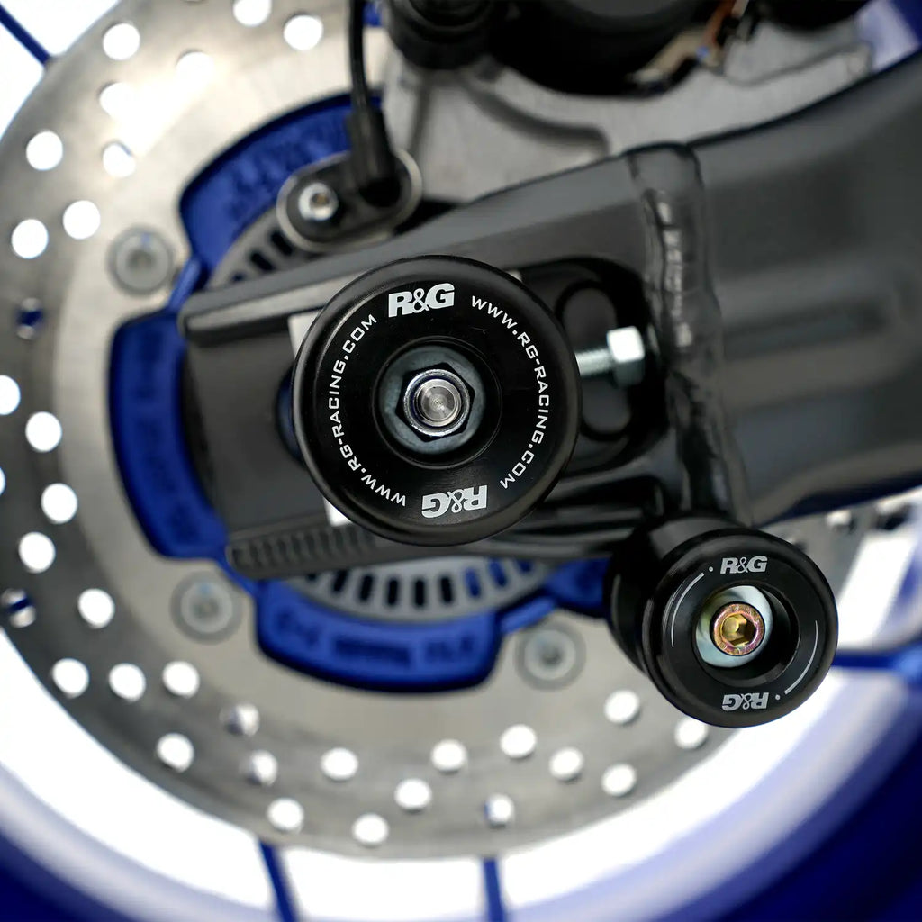 Vista lateral izquierda tope de eje trasero R&G Yamaha MT-09 SP con barra acero inoxidable