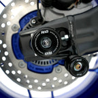 Vista lateral izquierda tope de eje trasero R&G Yamaha MT-09 SP con barra acero inoxidable