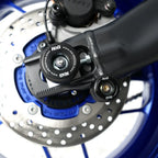 Close-up poliamida negra tope de eje R&G código SP0095BK montado en moto Yamaha