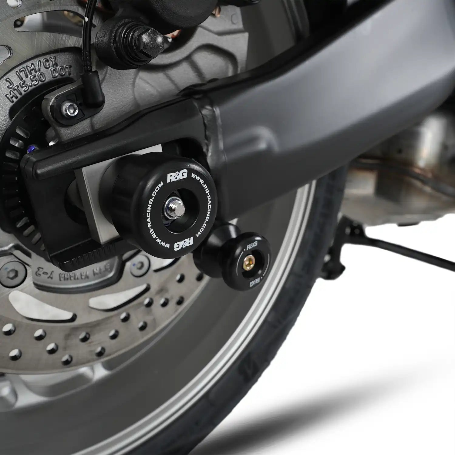 Topes de Eje Trasero R&G montados en Yamaha Tracer 9 GT Plus 2025 color negro