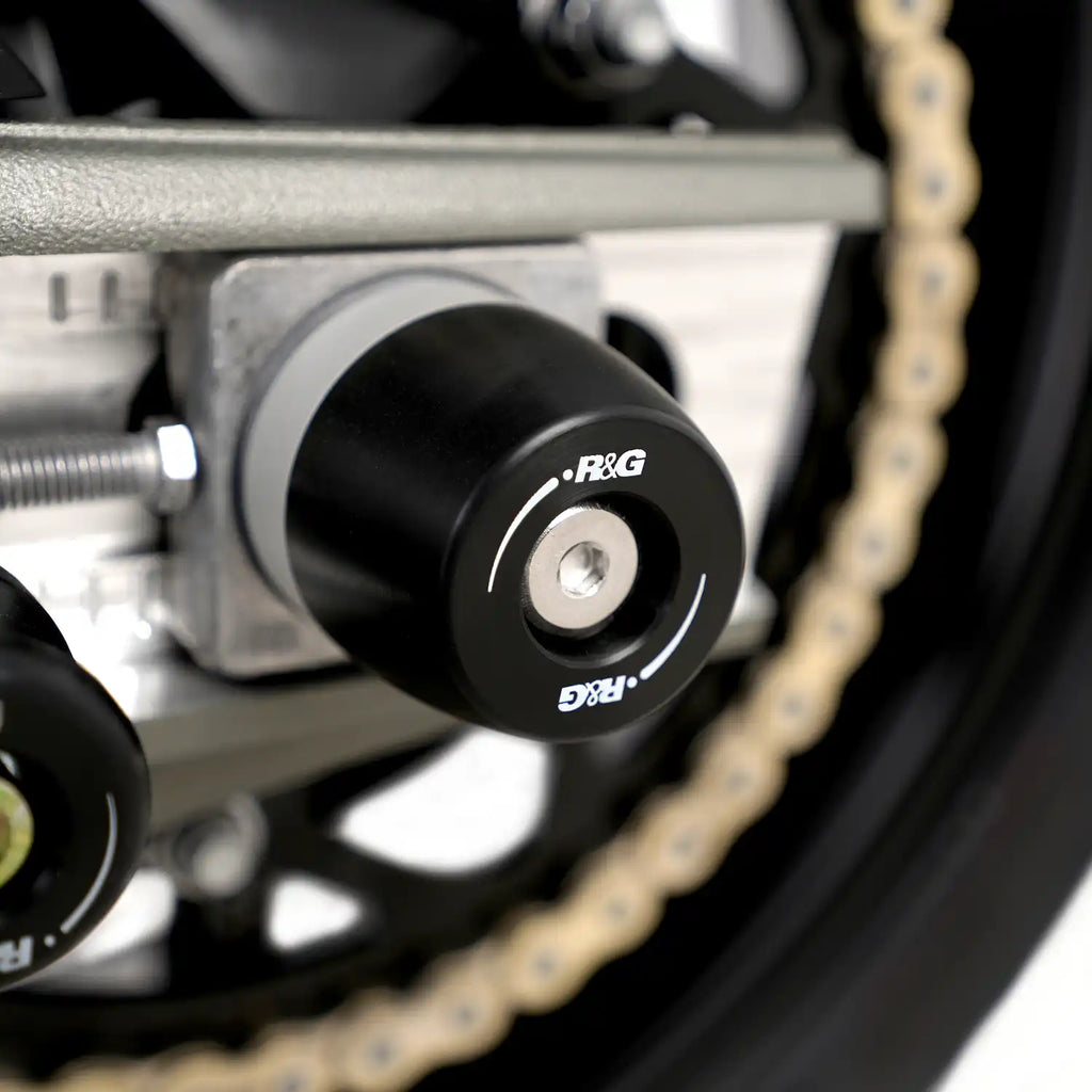 Vista frontal protector de basculante R&G APEX instalado BMW M1000R 2025