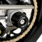 Vista frontal protector de basculante R&G APEX instalado BMW M1000R 2025