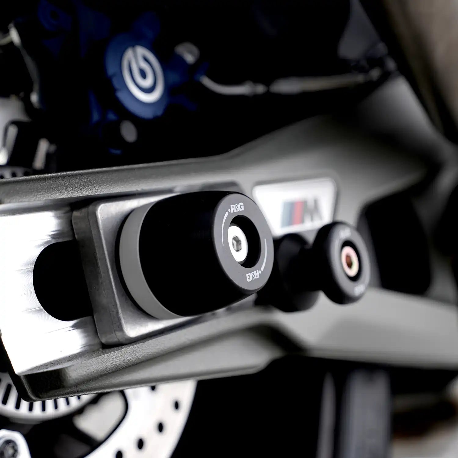 Detalle barra pasante acero inoxidable protector basculante APEX BMW M1000R