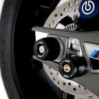 Vista diagonal trasera protectores basculante R&G APEX BMW M1000R 2025