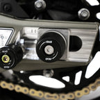 Detalle bobbin APEX conico negro en basculante BMW M1000R 2025