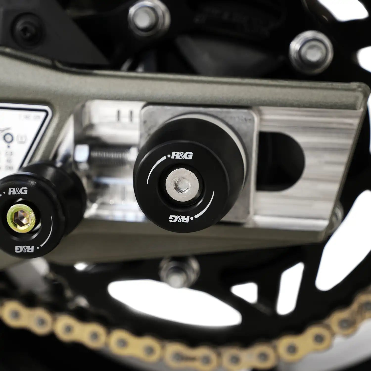 Detalle bobbin APEX conico negro en basculante BMW M1000R 2025