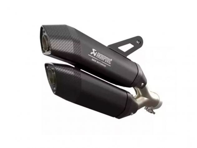 Escape Akrapovic Slip-On titanio negro con protección de carbono para BMW R 1300 GS 2023-2024, vista lateral con logo BMW Motorrad grabado láser