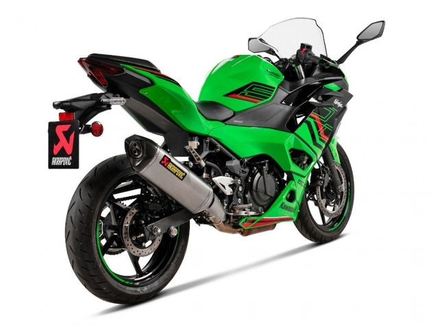 Detalle tapa terminal fibra de carbono mecanizada escape Akrapovic Kawasaki Z500 2024