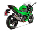 Detalle tapa terminal fibra de carbono mecanizada escape Akrapovic Kawasaki Z500 2024