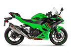 Vista lateral escape slip-on Akrapovic titanio Ninja 500 2024 con logo grabado