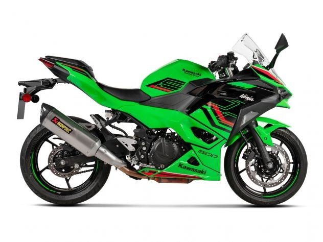 Vista lateral escape slip-on Akrapovic titanio Ninja 500 2024 con logo grabado