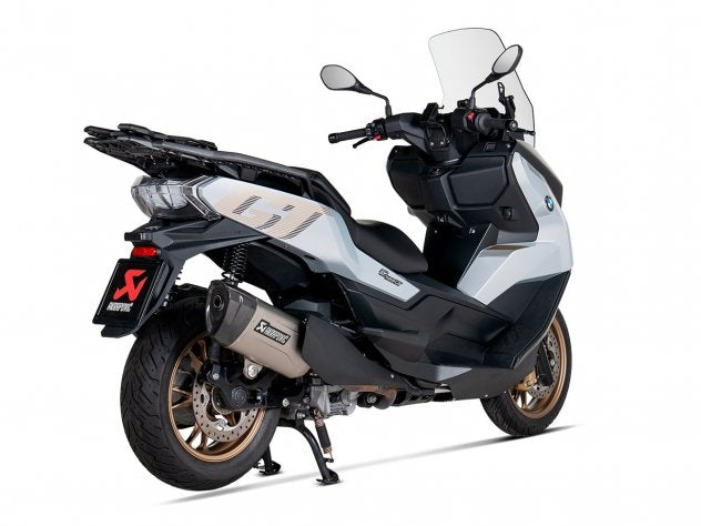 Escape Akrapovic BMW C 400 X montado mostrando soporte titanio