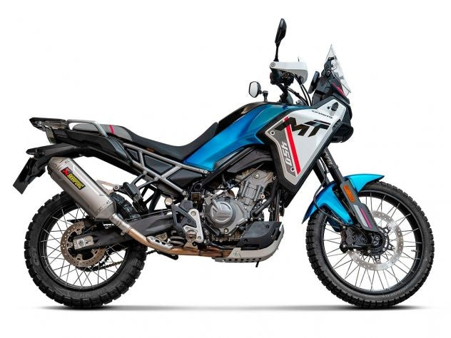 Detalle tapa titanio escape Akrapovic CFMOTO 450 MT con logo