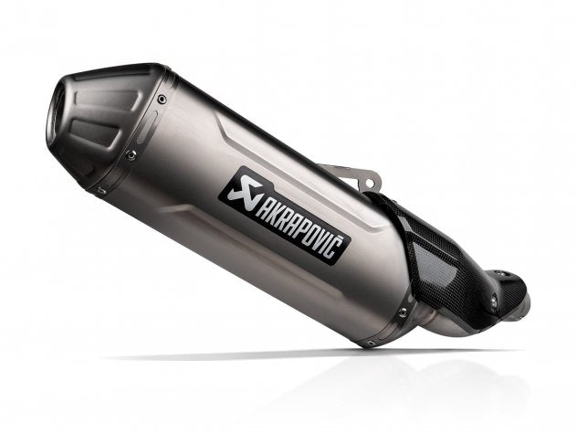 Sistema slip-on Akrapovic montado en Kawasaki KLE 500 2026
