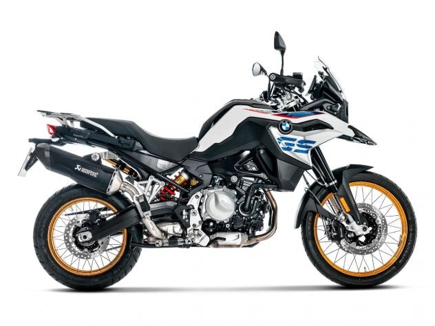 Detalle conexión abrazadera acero inoxidable Akrapovic en colector BMW F850GS sistema original
