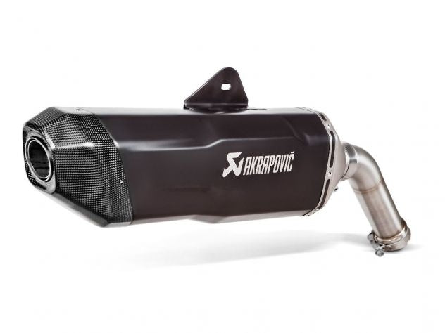 Silenciador Akrapovic titanio con tapa carbono y logo grabado en relieve fondo negro detalle textura