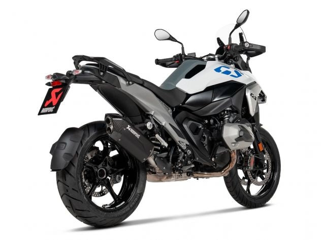 Detalle tapa fibra de carbono artesanal Akrapovic R 1300 GS