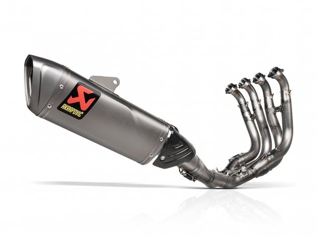 Escape completo Akrapovic Racing Line titanio montado en BMW S 1000 R con terminal de carbono y colectores de acero inoxidable