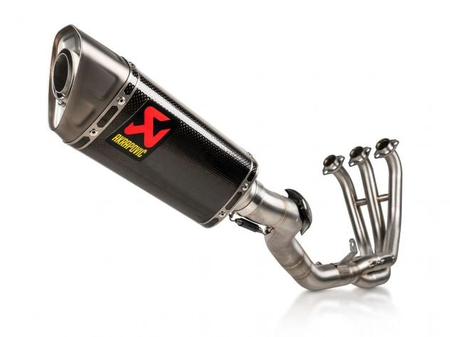 Vista lateral escape Akrapovic carbono Tracer 9 con salida deportiva