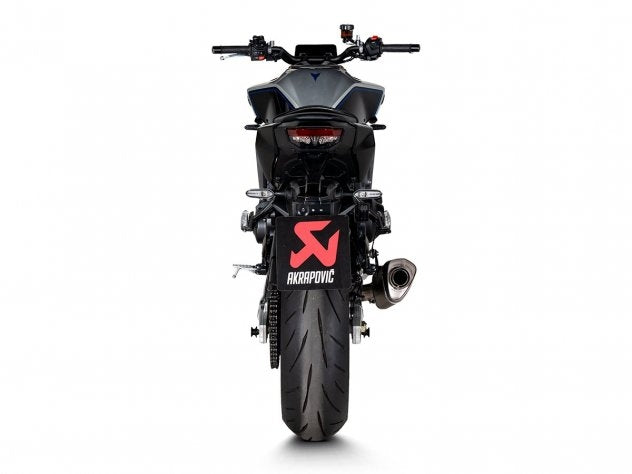 Detalle logo Akrapovic grabado en silenciador titanio escape completo MT-09 2024-2026