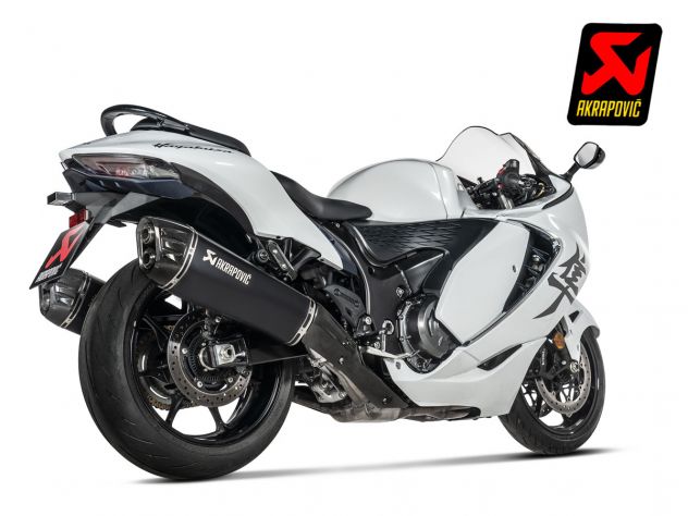 Escape slip-on Akrapovic titanio negro montado en Suzuki Hayabusa 2025