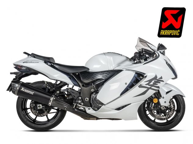 Detalle silenciador Akrapovic con tapa de fibra de carbono y logo láser