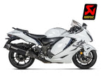 Detalle silenciador Akrapovic con tapa de fibra de carbono y logo láser