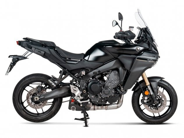 Vista lateral escape Akrapovic integrado Yamaha Tracer 9 GT+ 2025 compatible maletas laterales