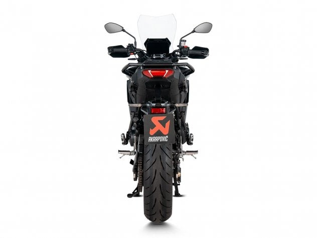 Detalle terminal doble fibra carbono Akrapovic Tracer 9 GT con logo rojo blanco