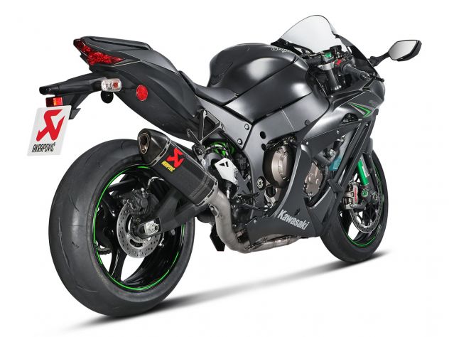 Detalle terminal carbono Akrapovic Racing y colector acero inoxidable para ZX-10R SE