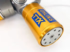 Detalle tanque separado y ajustes de compresión extensión amortiguador Ohlins TTX GP