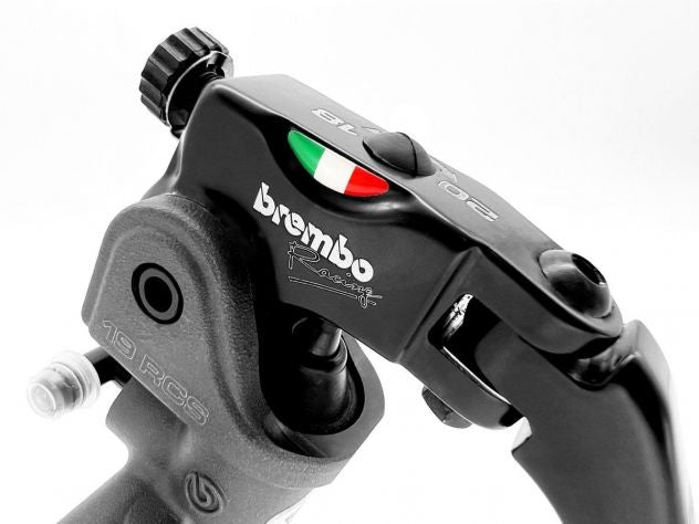 Vista lateral bomba radial Brembo RCS montaje manubrio 22mm con palanca ajustable