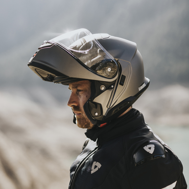 Detalle cierre micrométrico QR-E aluminio en casco Neotec 3 color azul metalizado