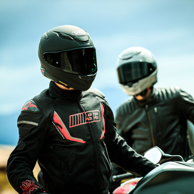 Shoei NXR 2 Ideograph TC5 vista tres cuartos mostrando perfil aerodinámico